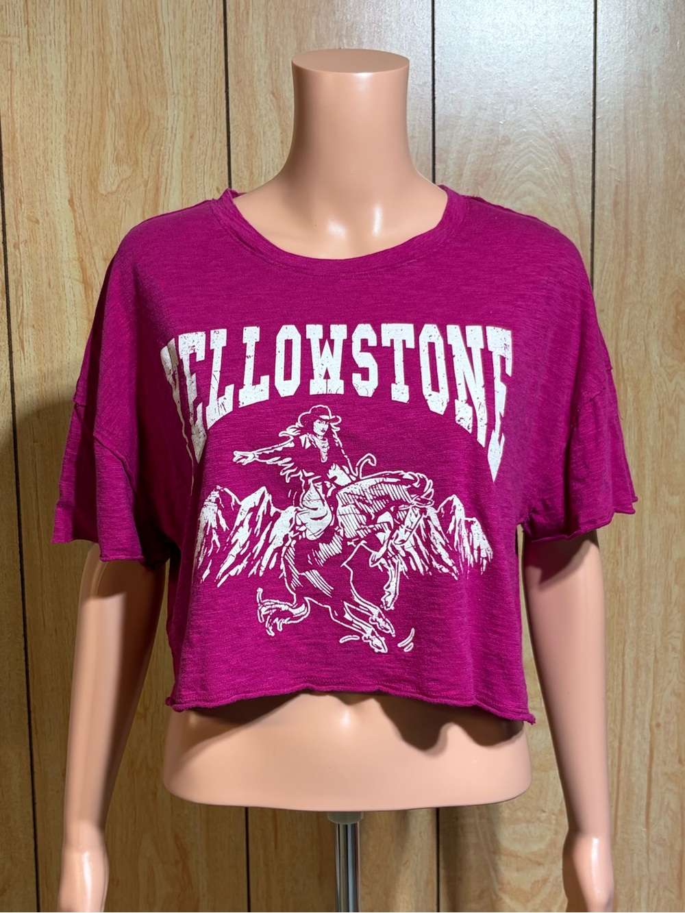 Social Culter Yellowstone Graphic Crop Tee - Magenta SZ - L